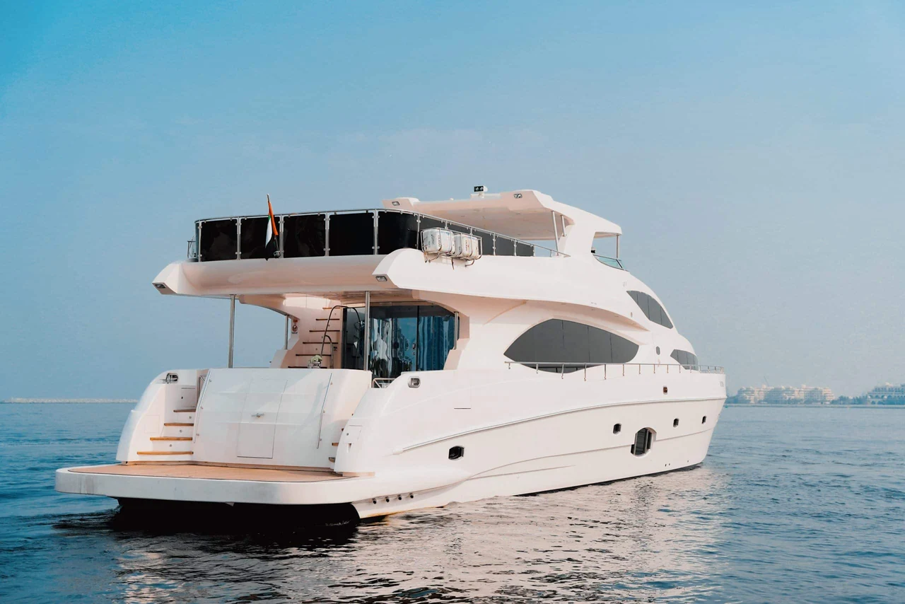 Luna 101 viewed from the stern on open water