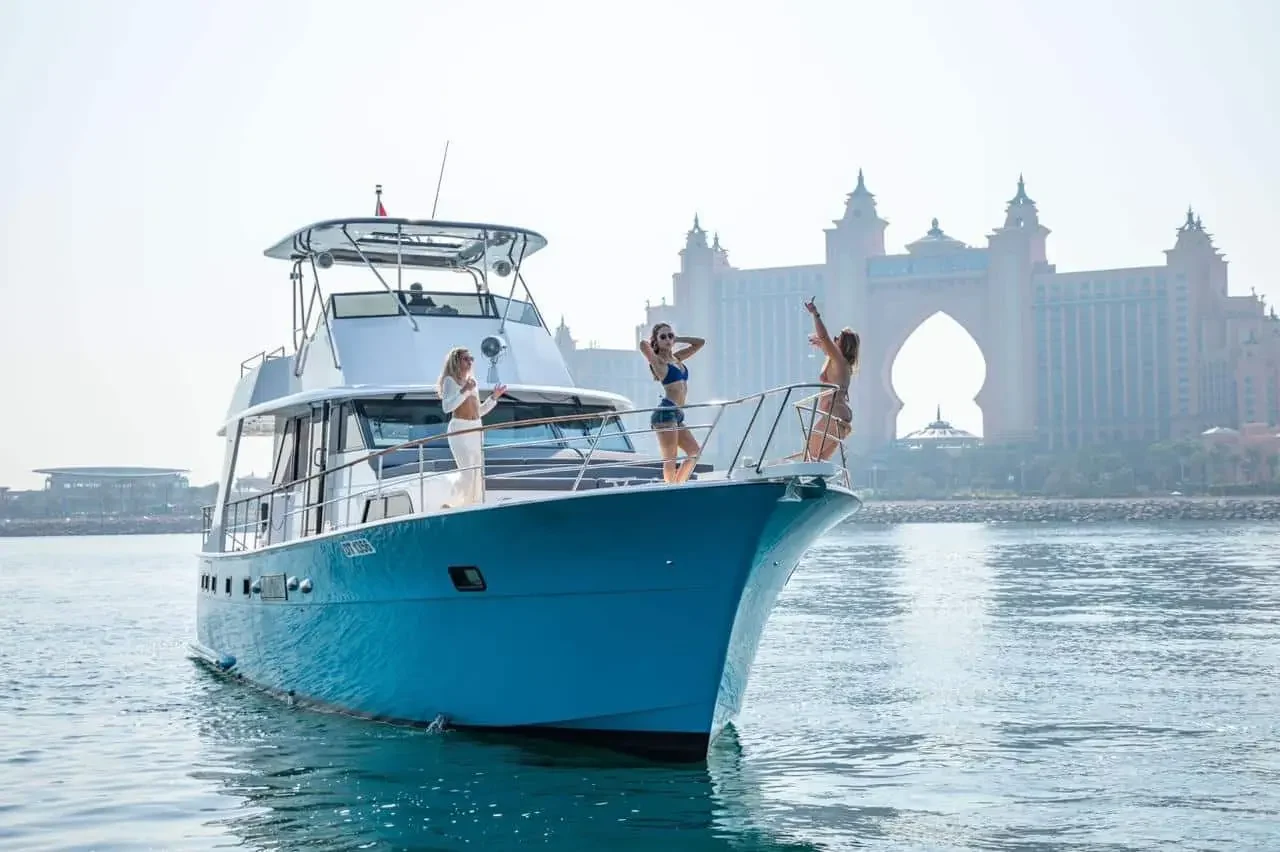 Turquoise Zenith 64 with Atlantis in the background