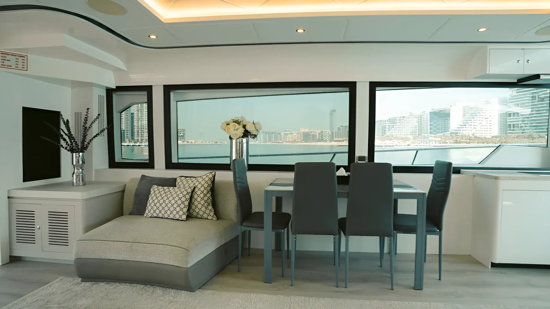 Interior seating and dining table of Xclusive 41
